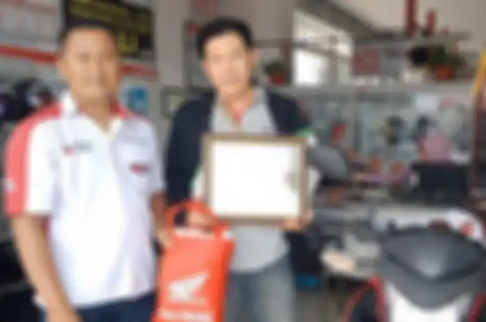 Daman (kanan), pemilik sepeda motor Honda CB150R yang telah melakukan 50 kali servis di Bengkel Astra Motor Ketapang Kalimantan Barat.