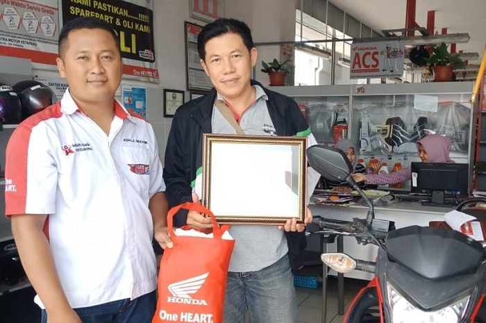 Daman (kanan), pemilik sepeda motor Honda CB150R yang telah melakukan 50 kali servis di Bengkel Astra Motor Ketapang Kalimantan Barat.