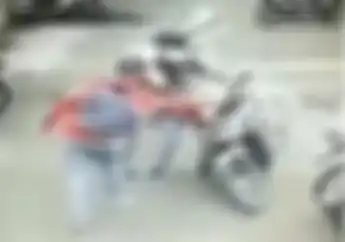 Ngakak.. Anak Sekolah Ini Diamuk Motornya Sendiri yang Belum Jinak