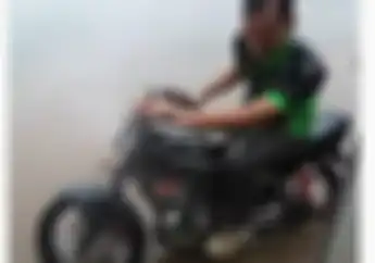 Jangan Lihat Banjirnya, Mesin Jahat di Yamaha RX-King Ini Bikin Salah Fokus