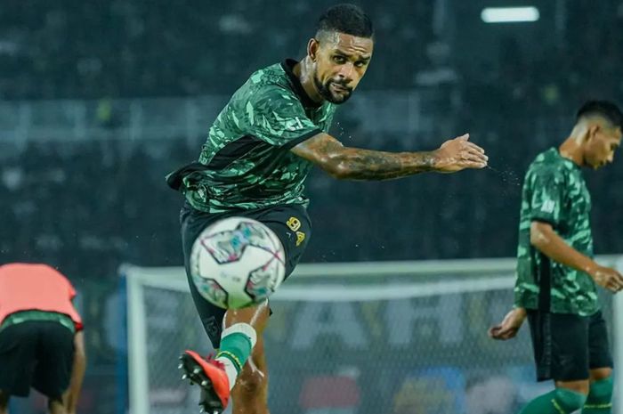 Pemain Persebaya Silvio Junior saat menendang bola dalam warming up sebelum pertandingan melawan PSIM Yogyakarta di Stadion Gelora Bung Tomo, Surabaya, jawa Timur, Minggu (17/7/2022).