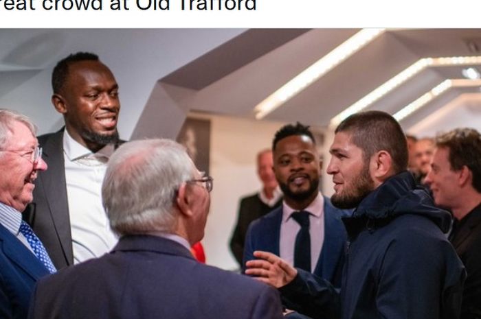 Mantan pelatih, Sir Alex Ferguson (kiri), berbicara dengan Khabib Nurmagomedov di sela-sela pertandingan Manchester United vs Everton di Stadion Old Trafford, Inggris, 2 Oktober 2021. Tampak dalam foto atlet lari juara Olimpiade, Usain Bolt (2 dari kiri), dan eks bek Man United, Patrice Evra (3 dari