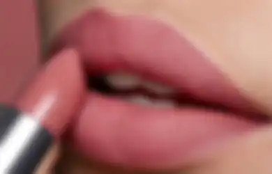 Natural Banget, Ini 5 Warna Lipstik Buat Lengkapi Tampilan No Makeup Look!