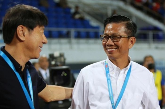 Eks pelatih Timnas U-23 Vietnam Hoang Anh Tuan (kanan) berbincang santai dengan Shin Tae-yong dalam final Piala AFF U-23 2023 di Rayong, Thailand, 26 Agustus 2023.