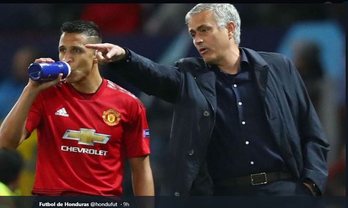 Jose Mourinho dan Alexis Sanchez saat masih di Manchester United.