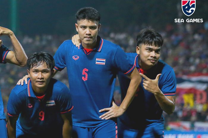 Pemain timnas U-22 Thailand, Songchai Thongcham (tengah) saat bersama para pemain Thailand.