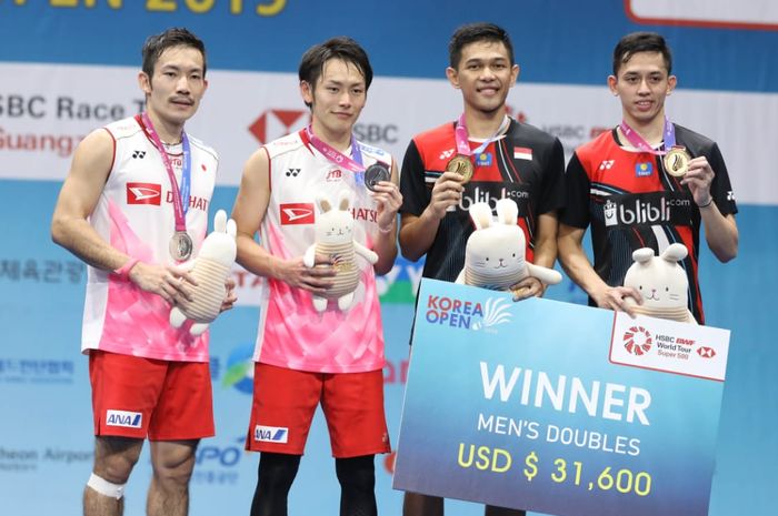 Dari kiri ke kanan, Takeshi Kamura/Keigo Sonoda (Jepang) dan Fajar Alfian/Muhammad Rian Ardianto berdiri di podium Korea Open 2019 di Incheon Airport Skydome, Minggu (29/9/2019).