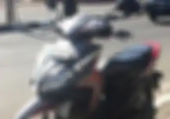 Warga Gresik Heboh, Ban Motor Honda Vario Lenyap dan Berubah Jadi Donat