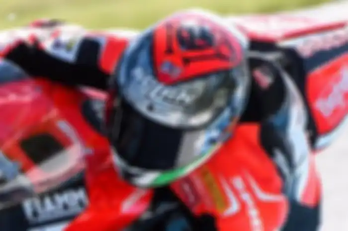 Helm pembalap umumnya dilengkapi flat visor
