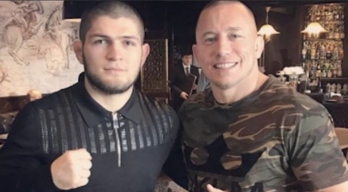 Khabib Nurmagomedov (kiri) berfoto bersama Georges St-Pierre (kanan).