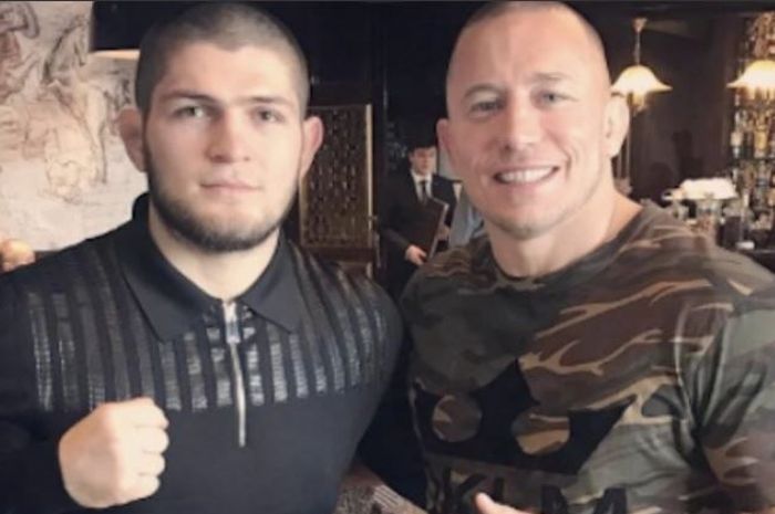 Khabib Nurmagomedov (kiri) berfoto bersama Georges St-Pierre (kanan).