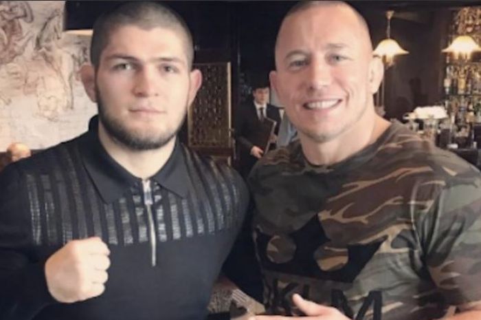 Khabib Nurmagomedov (kiri) berfoto bersama Georges St-Pierre (kanan).