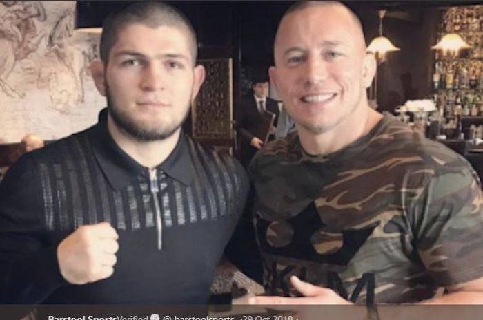 Khabib Nurmagomedov (kiri) berfoto bersama Georges St-Pierre (kanan).