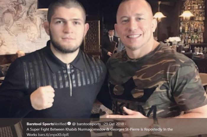 Khabib Nurmagomedov (kiri) berfoto bersama Georges St-Pierre (kanan).