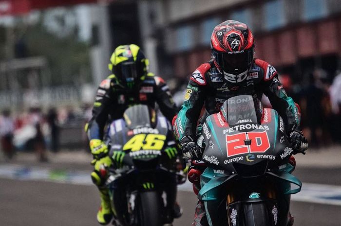 Fabio Quartararo (depan) saat dibayangi pembalap Monster Energy Yamaha, Valentino Rossi