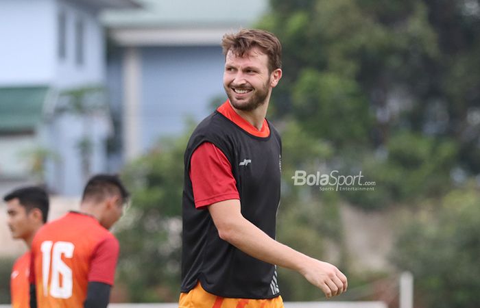 Gelandang asing Persija Jakarta, Marco Motta, ketika menjalani latihan di Lapangan Sutasoma Halim, Jakarta Timur (9/3/2020)