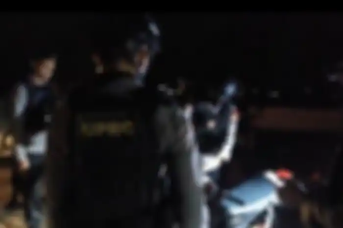 Momen polisi menemukan motor tergeletak tanpa pemiliki di Kabupaten Garut.