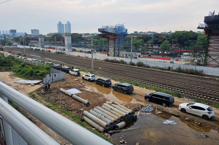 Parkir liar penonton Piala Dunia U-17 2023 di sekitar Jakarta International Stadium (JIS), Jakarta Utara, Rabu (15/11/2023).