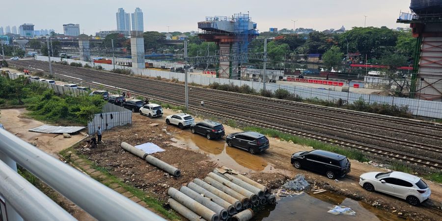 Tak Ada Lahan Parkir di JIS, Ternyata Banyak Penonton Piala Dunia U-17 2023 Nekat Parkir di Pinggir Rel Kereta