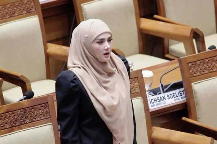 Mulan Jameela tampak anggun dengan busana serba hitam