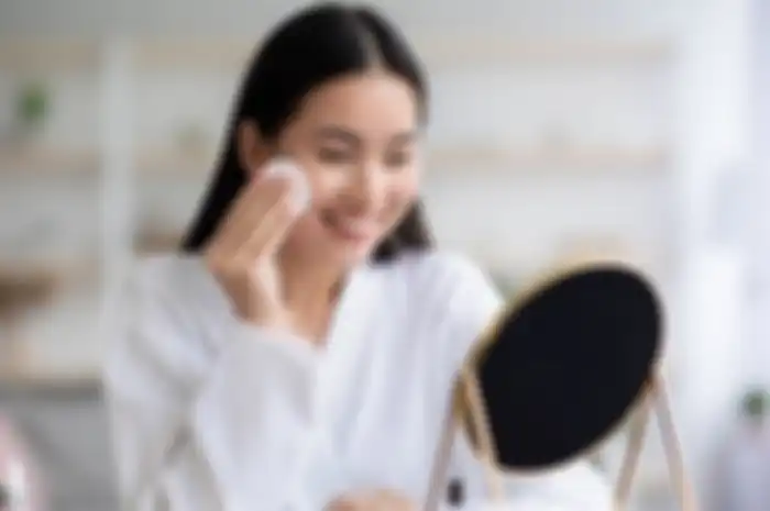 Ilustrasi memakai skincare pagi