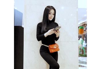 Hanya Sebesar Telapak Tangan, Tas Pinggang ala Kernet Bus Milik Syahrini Rupanya Punya Harga Selangit!