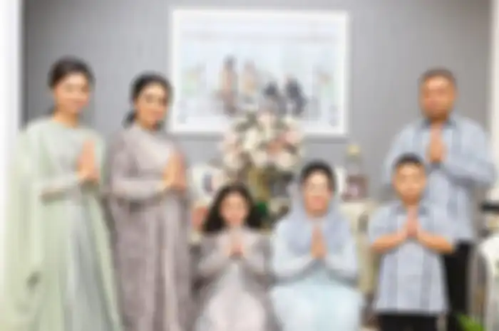 Pesona kecantikan Kartika Sary adik Krisdayanti dan Yuni Shara yang curi perhatian saat foto bareng keluarga di perayaan Lebaran