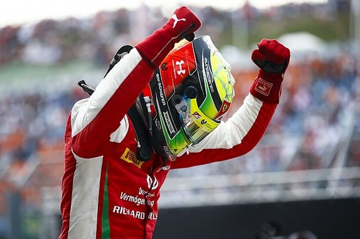 Pembalap F2 yang membela tim Prema Racing, Mick Schumacher, melakukan selebrasi seusai memastikan diri memenangi sprint race pada GP Hungaria 2019 di Hungaroring, Minggu (4/8/2019).