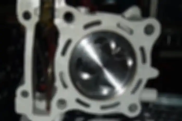 Piston flat ruang bakar sempit