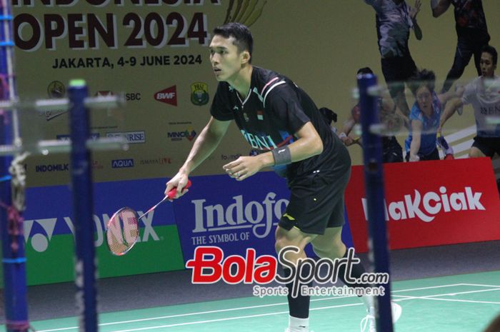 Tunggal putra Indonesia, Jonatan Christie, saat tampil pada babak pertama Indonesia Open 2024 di Istora Senayan, Jakarta, 5 Juni 2024.