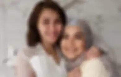 Buket Uang Diterimanya dari Ayah Rozak dan Syifa, Ibu Ayu Ting Ting Bilang Begini Saat Terima Kado Bunga Anggrek dari Ivan Gunawan