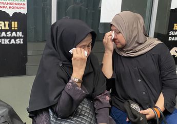 Terlihat Emosional, Ibunda Vadel Badjideh Menahan Tangis Elus Pipi sang Putra: Mama Ada di Sini