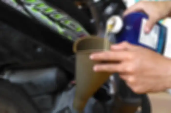 Ilustrasi ganti oli motor matic.