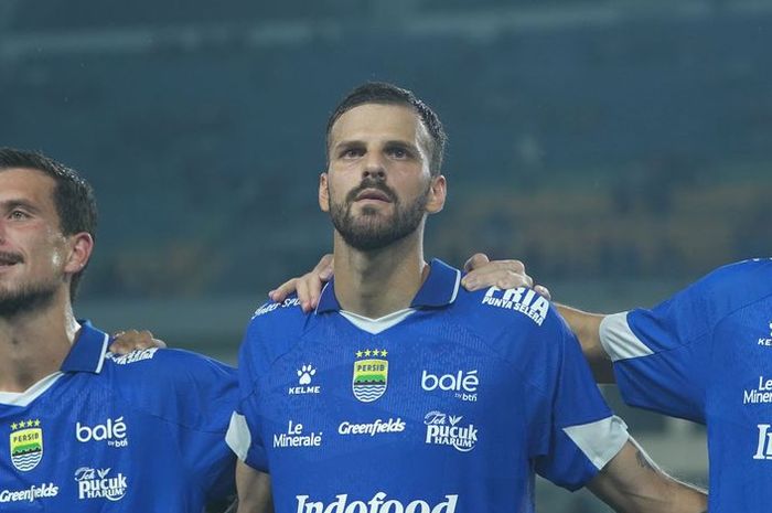 Bek Persib Bandung, Patricio Matricardi (tengah) bangga bisa mengalahkan Persija di laga derbi.