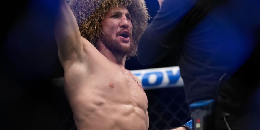 Jawara Kelas Bantam UFC Ejek Sepupu Khabib Nurmagomedov : Dia Ketakutan