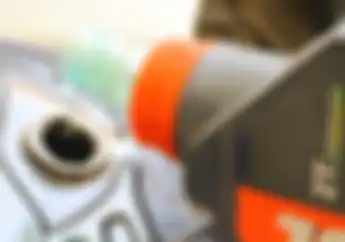 Menakar Oli Samping Motor 2-Tak Jangan Tertipu Asap, Nih Patokannya