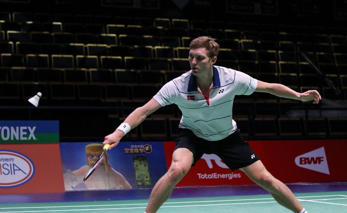 Pebulu tangkis tunggal putra Denmark, Viktor Axelsen, menjalani latihan tim menjelang Sudirman Cup 2021 di Energia Areena, Vantaa, Finlandia, Sabtu (25/9/2021).