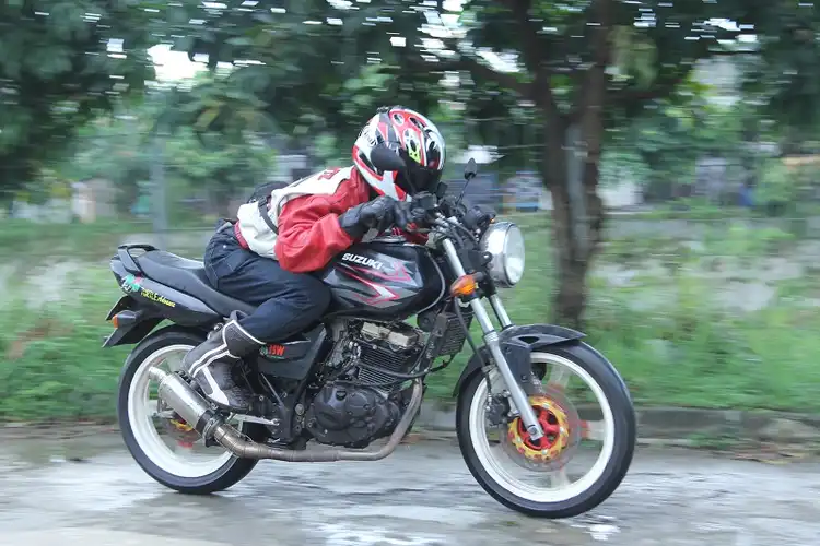Dibilang Motor Banci, Suzuki Thunder 125 Bisa Ninggalin Suzuki FU150