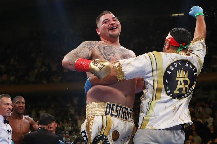 Selebrasi Andy Ruiz Jr usai mengalahkan Anthony Joshua, Minggu (1/6/2019)