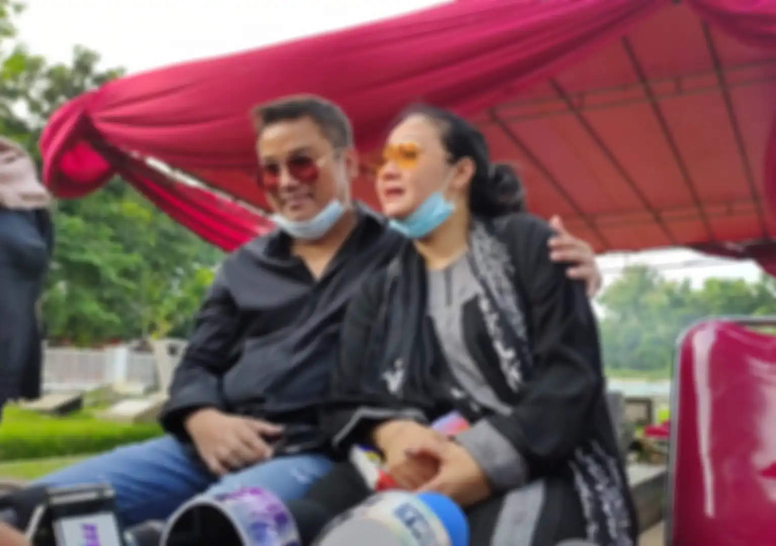 Rheina Ipeh saat ditemui Grid.ID usai pemakaman ayahnya di TPU Layur Rawamangun, Jakarta Timur, Selasa (17/3/2020).