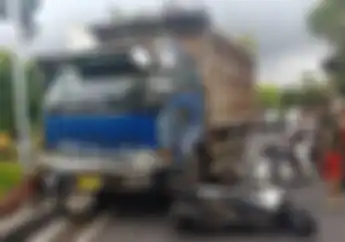 Tiga Motor Patuh Terhadap Lampu Merah, Tapi  Malah Dihantam Truk di Bali, Satu Tewas