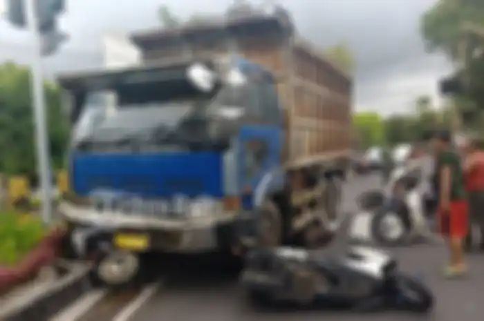 Kecelakaan terjadi di Pertigaan Abang, tepatnya di Jalan Raya Untung Suropati, Kelurahan Subagan, Rabu