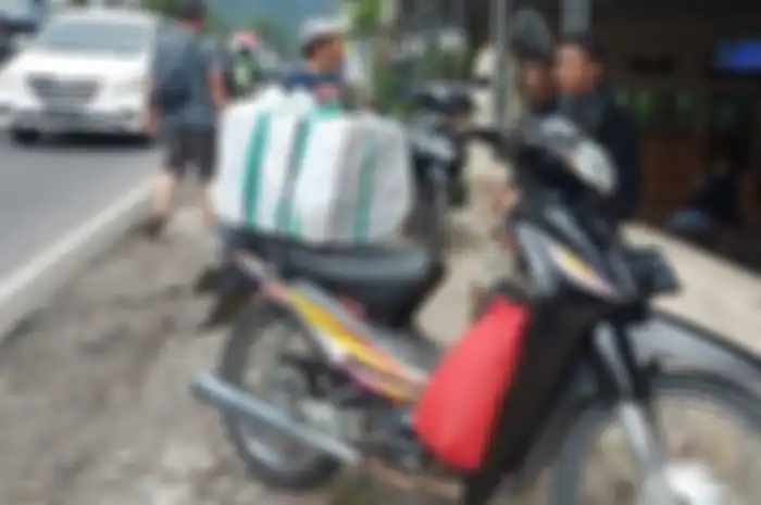 Seorang pemudik Honda Supra Fit meninggal dunia, diduga akibat kelelahan bahkan hingga ambruk dari motor.