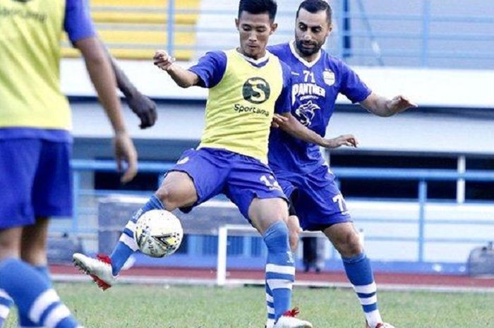 Artur Gevorkyan (kanan) tampil dalam pertandingan internal Persib Bandung mengganti laga kontra PS Tira-Persikabo, Kamis (23/5/2019) sore WIB, di Stadion Si Jalak Harupat, Kabupaten Bandung.