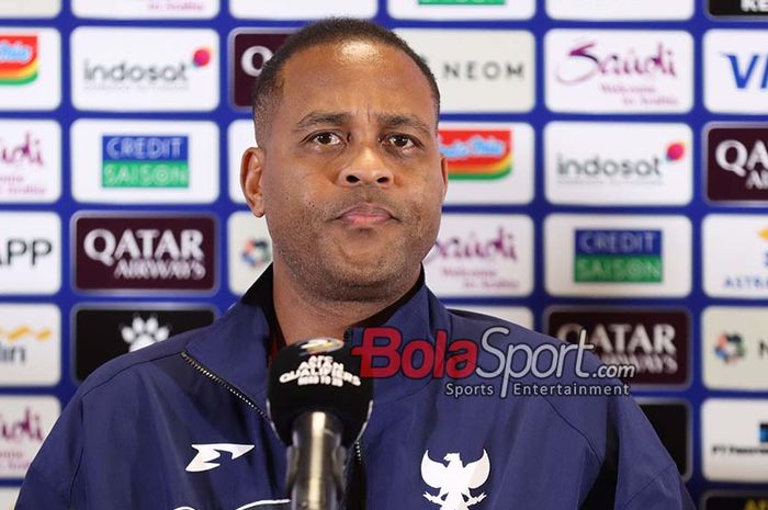 Pelatih Timnas Indonesia, Patrick Kluivert, sedang memberikan keterangan kepada awak media di Media Center Stadion Gelora Bung Karno, Senayan, Jakarta, Senin (24/3/2025).
