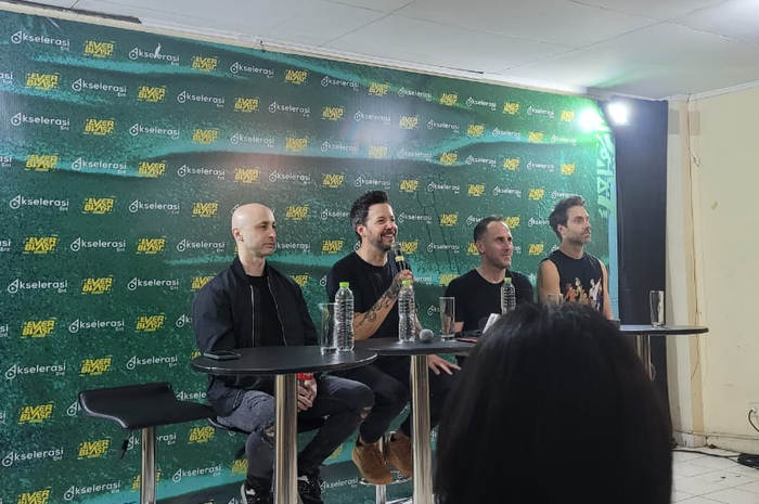 Simple Plan akui sempat terkejut dengan menu sarapan di Indonesia yang beragam.