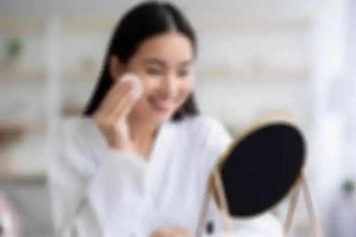 Ilustrasi memakai skincare