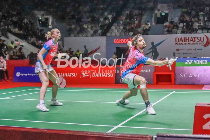 Pasangan ganda campuran Denmark, Mathias Christiansen dan Alexandra Boje, sedang bertanding di Istora Senayan, Jakarta pada 8 Juni 2022.