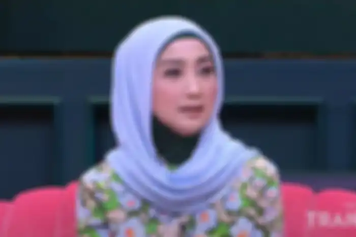 Desy Ratnasari membeberkan kriteria pria idamannya pasca gagal menjadi pendamping hidup Irwan Mussry.