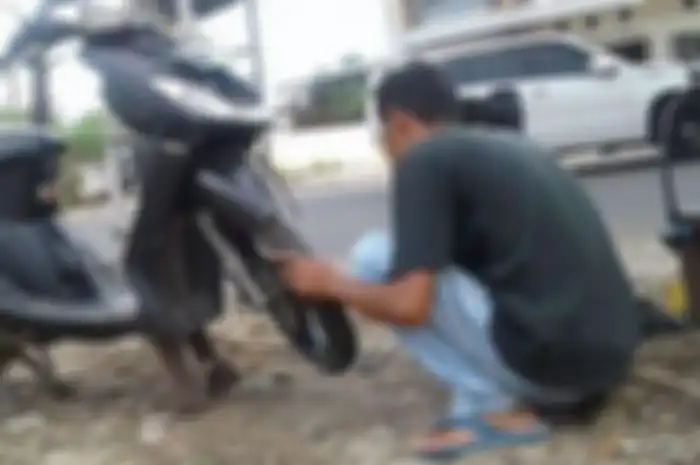 Foto ilustrasi. Hati-hati, ban motor kempis tetap dipaksa jalan saat mudik lebaran 2023 berisiko pelek motor rusak loh!